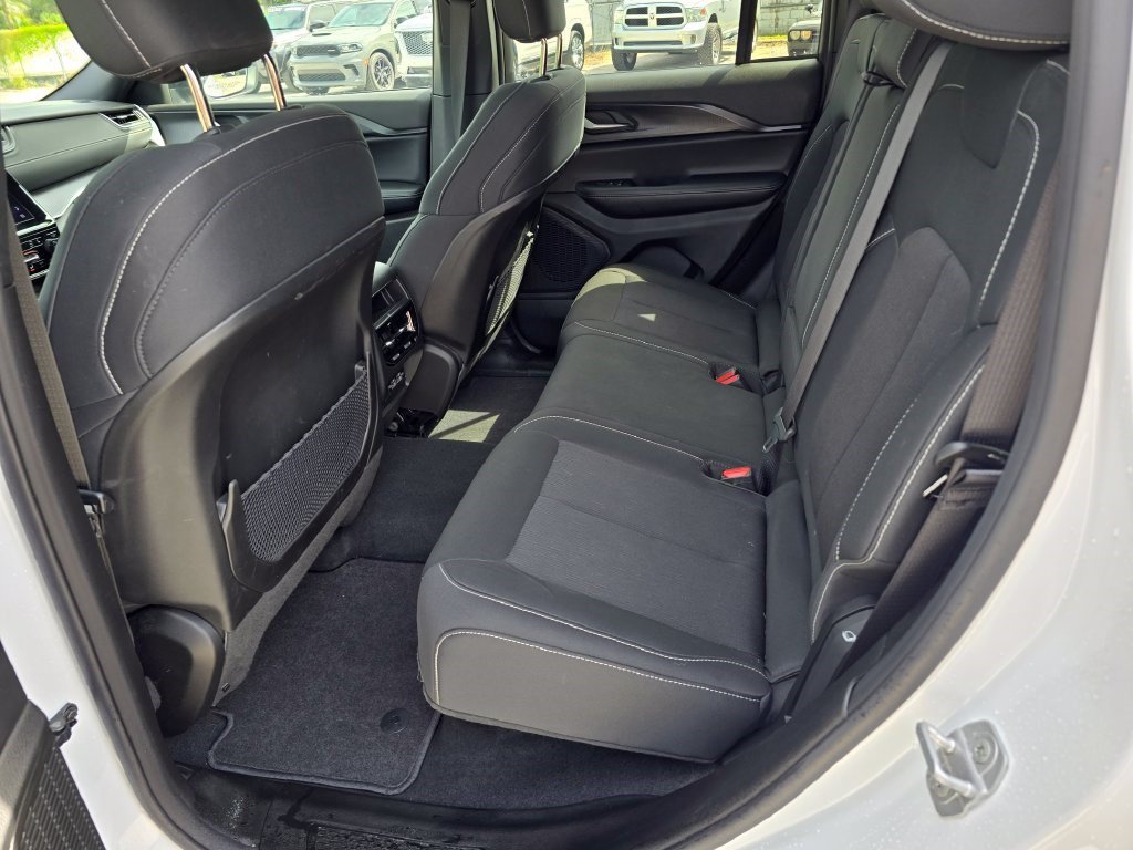Used 2025 Jeep Grand Cherokee Laredo X w/ Luxury Tech Group I AWD/4WD image 29