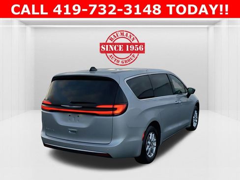 Used 2024 Chrysler Pacifica Touring-L image 5