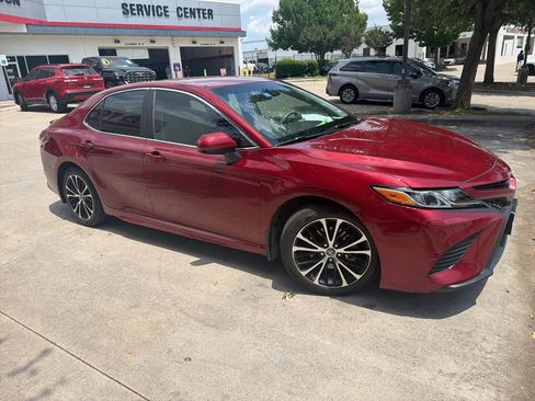 Used 2018 Toyota Camry SE FWD image 2
