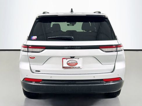 Used 2025 Jeep Grand Cherokee Altitude RWD image 5