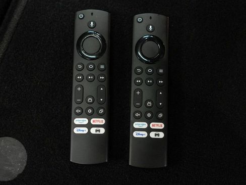 Used 2022 Chrysler Pacifica Limited w/ Uconnect Theater Family Group image 17