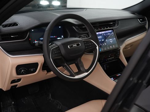 Used 2025 Jeep Grand Cherokee Limited AWD/4WD image 25