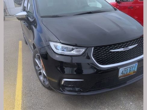 Used 2024 Chrysler Pacifica Pinnacle FWD image 1