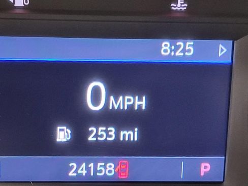 Used 2023 Chevrolet Traverse LT image 2