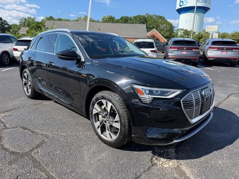 Used 2022 Audi e-tron Premium w/ Towing Package AWD/4WD image 4