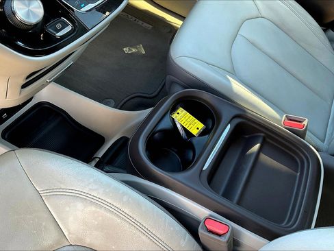 Used 2017 Chrysler Pacifica Touring-L image 18