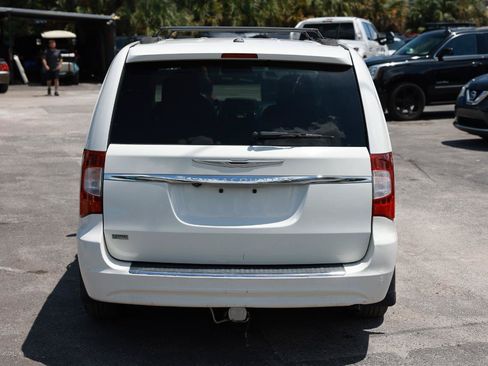 Used 2013 Chrysler Town & Country Touring FWD image 9