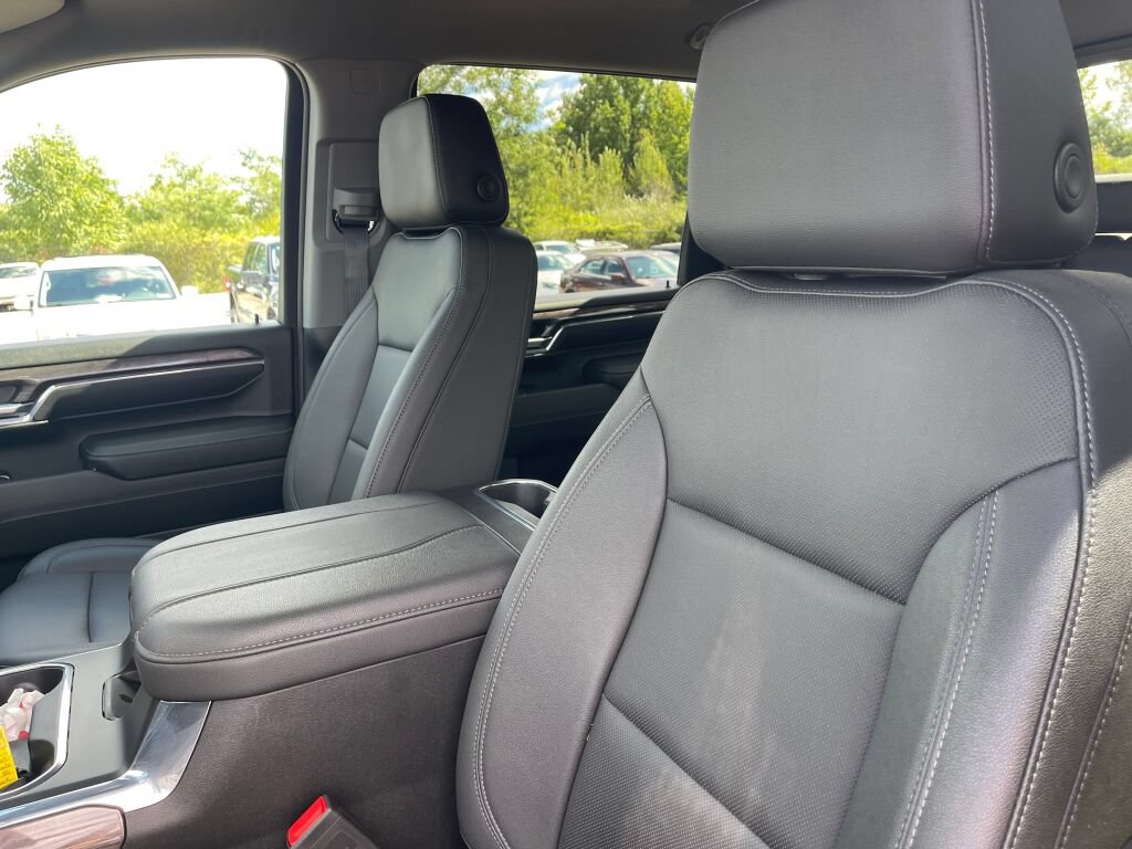 Used 2024 Chevrolet Silverado 3500 LTZ w/ LTZ Convenience Package AWD/4WD image 6