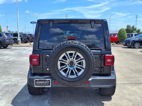 Used 2019 Jeep Wrangler Unlimited Sahara AWD/4WD image 6