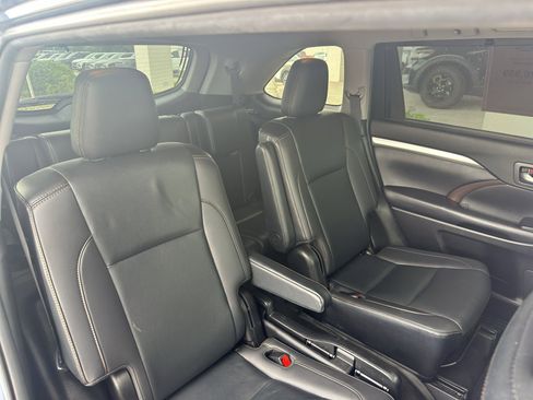 Used 2019 Toyota Highlander XLE AWD/4WD image 34