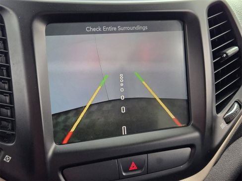 Used 2016 Jeep Cherokee Limited image 21