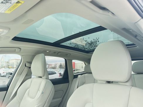 Used 2023 Volvo XC60 B5 Plus image 19