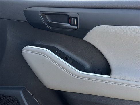 Used 2023 Toyota Highlander LE image 28