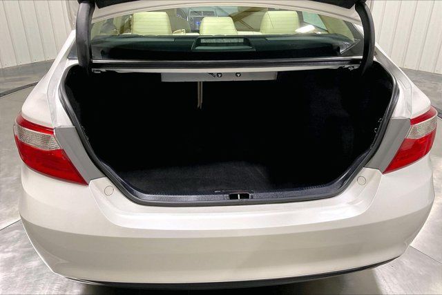 Used 2017 Toyota Camry XLE w/ Moonroof Package FWD image 38