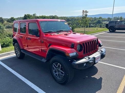 Used 2021 Jeep Wrangler Unlimited Sahara AWD/4WD image 7