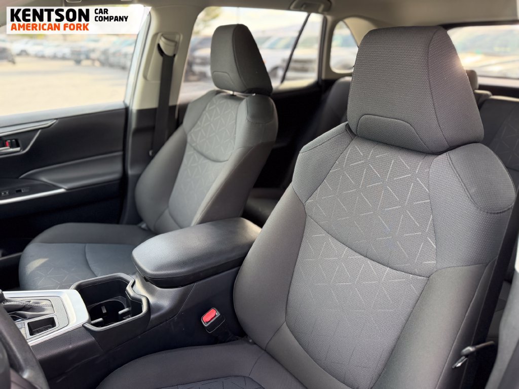 Used 2025 Toyota RAV4 XLE AWD/4WD image 25