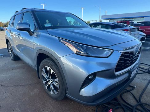 Used 2024 Toyota Highlander XLE AWD/4WD image 3