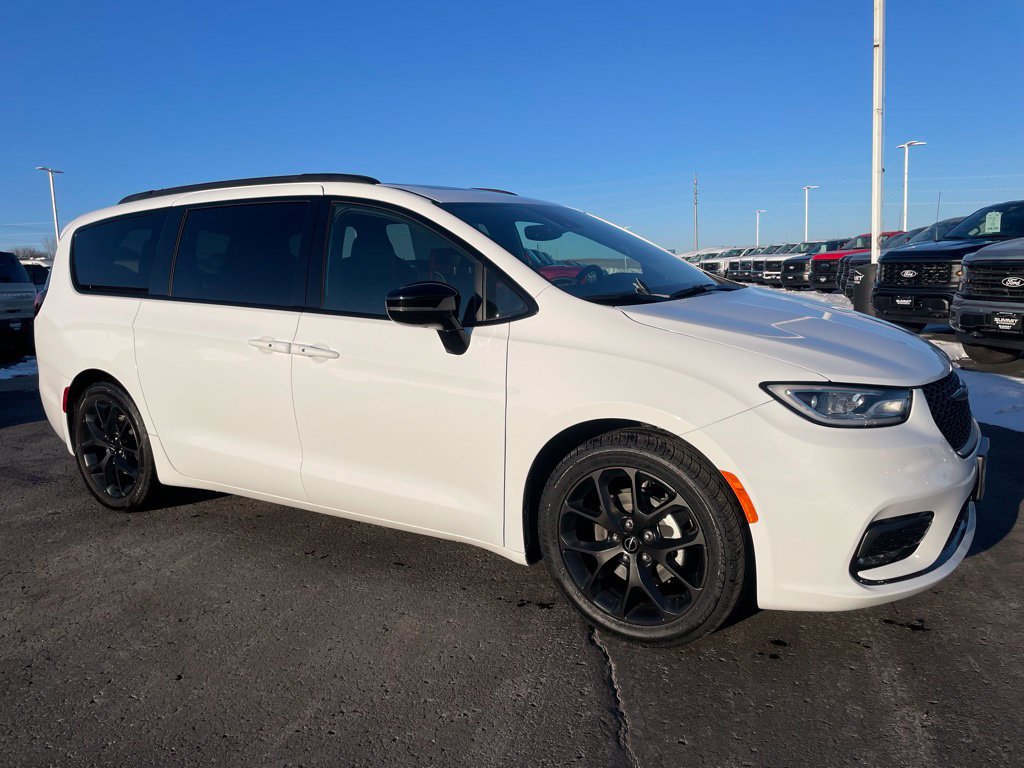 Used 2025 Chrysler Pacifica Limited FWD image 2