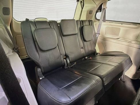 Used 2016 Chrysler Town & Country Touring FWD image 26