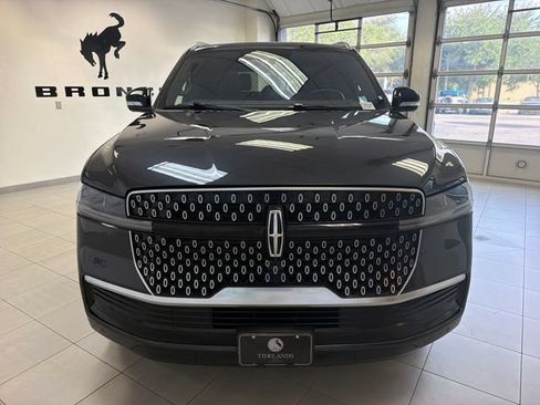 Used 2025 Lincoln Navigator Reserve AWD/4WD image 2