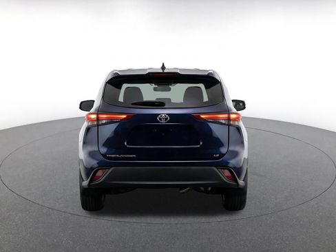 Used 2025 Toyota Highlander LE FWD image 8