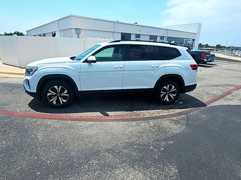Used 2024 Volkswagen Atlas SE FWD image 3