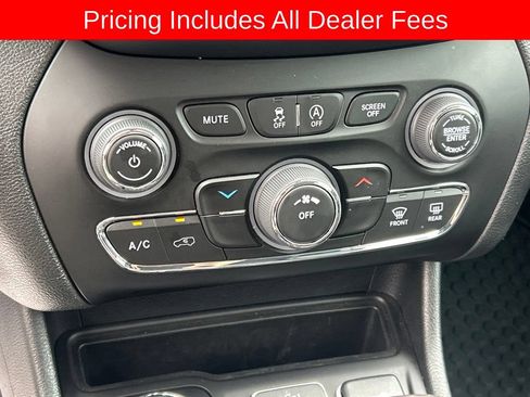 Used 2022 Jeep Cherokee Latitude AWD/4WD image 11