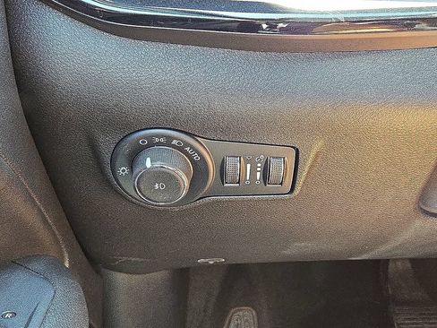 Used 2025 Jeep Compass Trailhawk AWD/4WD image 26