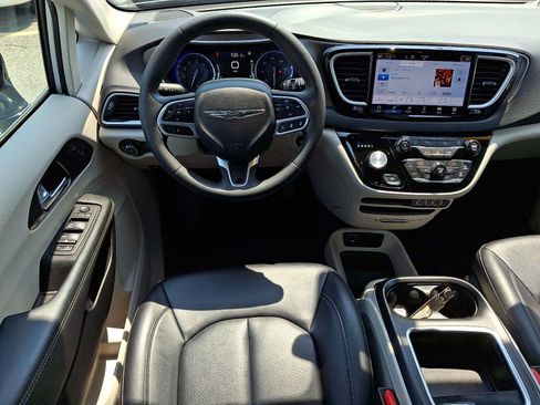 Certified 2024 Chrysler Pacifica Touring-L FWD image 15