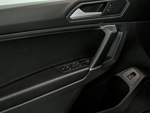 Used 2020 Volkswagen Tiguan SE image 8