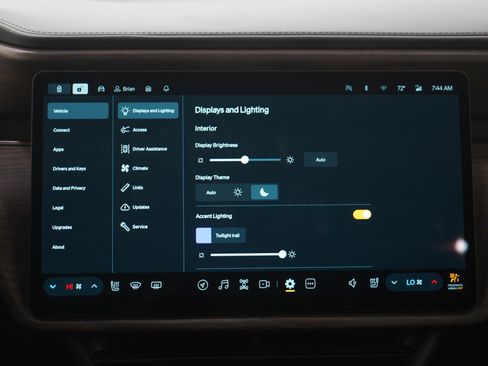 Used 2025 Rivian R1S Premium image 20