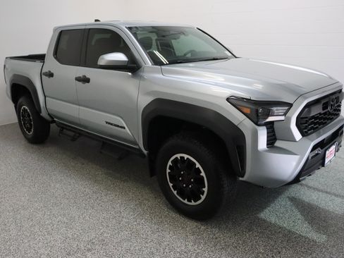 Used 2024 Toyota Tacoma TRD Off-Road AWD/4WD image 4