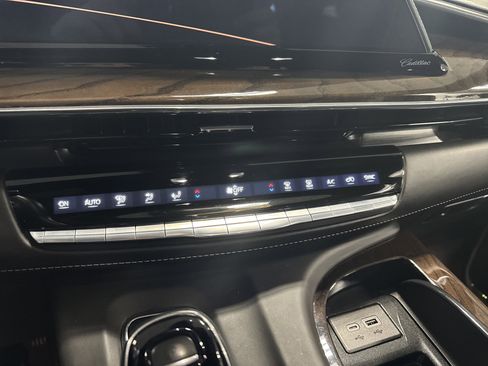 Used 2023 Cadillac Escalade ESV Premium Luxury Platinum image 17