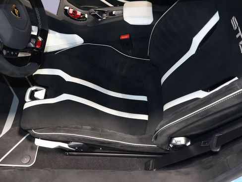 Used 2021 Lamborghini Huracan STO image 23