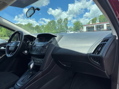 Used 2017 Ford Focus SE w/ Cold Weather Package FWD image 19