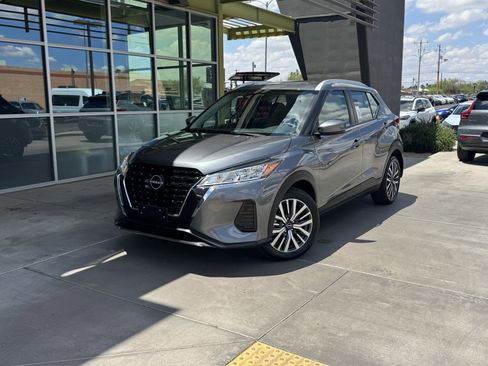 Used 2023 Nissan Kicks SV image 2
