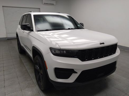 Used 2023 Jeep Grand Cherokee Altitude AWD/4WD image 13