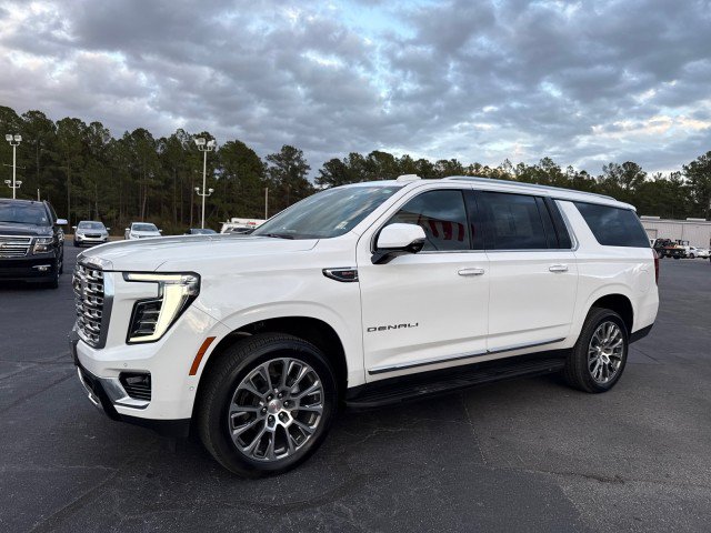 Used 2025 GMC Yukon XL Denali AWD/4WD image 7