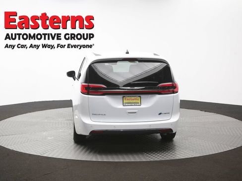 Used 2023 Chrysler Pacifica Touring-L FWD image 40