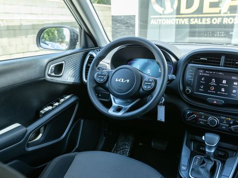 Used 2025 Kia Soul LX w/ LX Technology Package FWD image 27