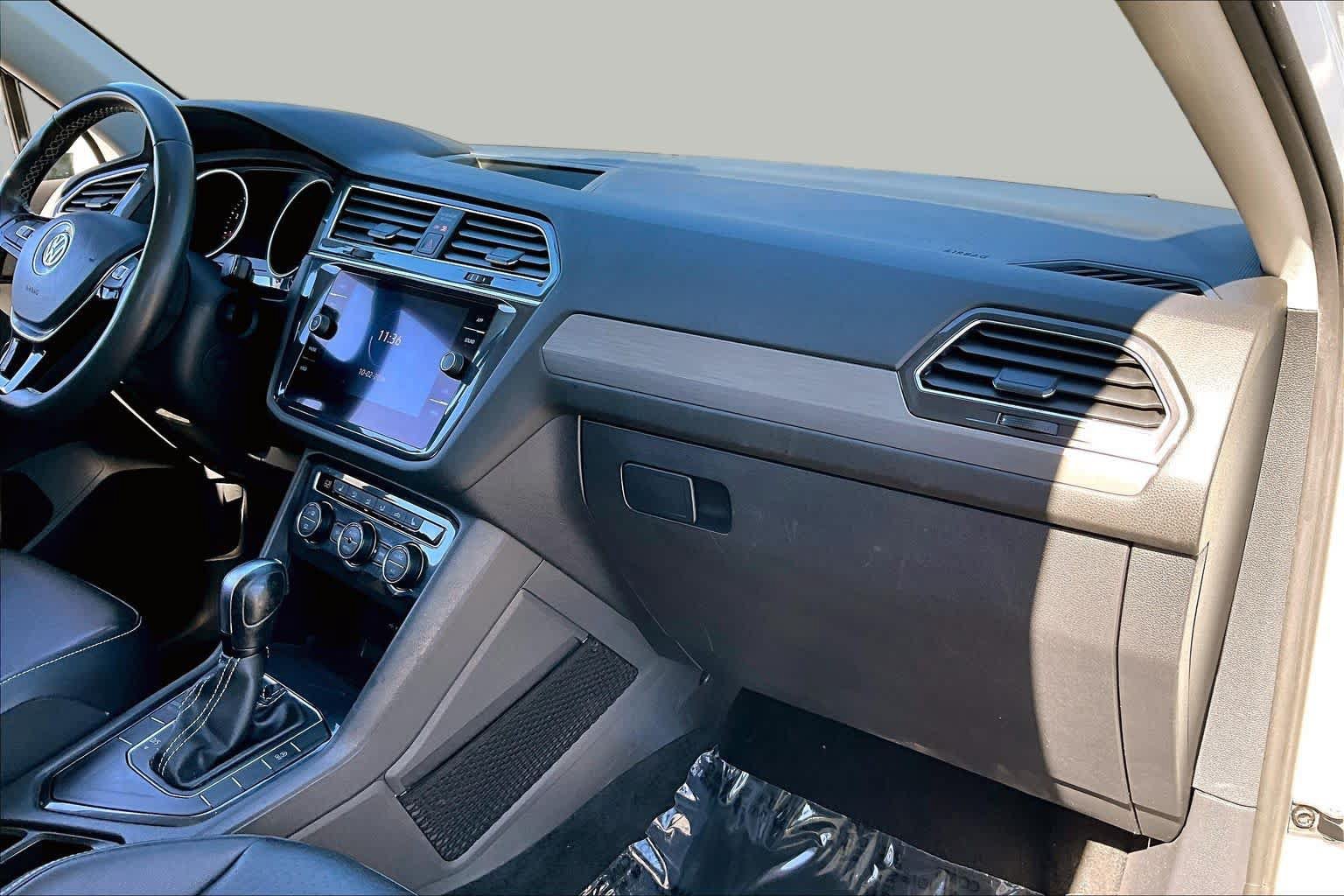 Used 2021 Volkswagen Tiguan SE w/ Panoramic Sunroof Package FWD image 19