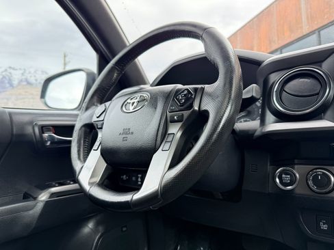 Used 2022 Toyota Tacoma TRD Off-Road w/ TRD Premium Off Road Package image 9