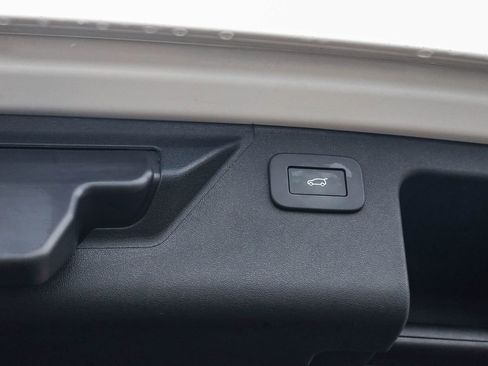 Used 2025 Land Rover Discovery Sport S image 36