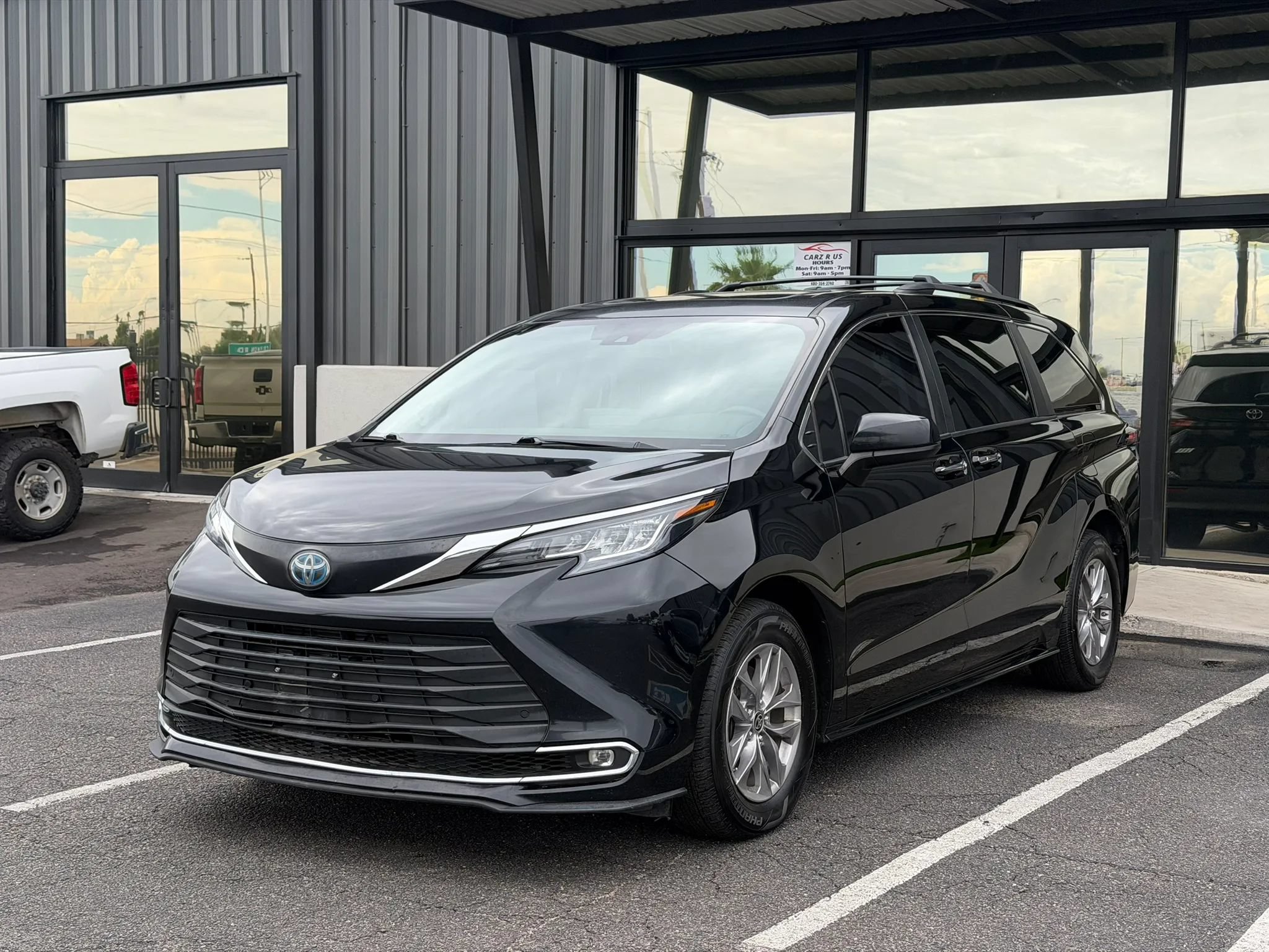 Used 2022 Toyota Sienna XLE w/ XLE Plus Package FWD image 2