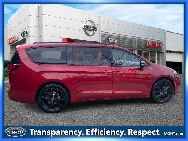 Used 2025 Chrysler Pacifica Limited FWD image 5