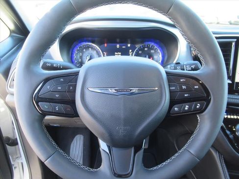 Used 2025 Chrysler Pacifica Limited FWD image 15