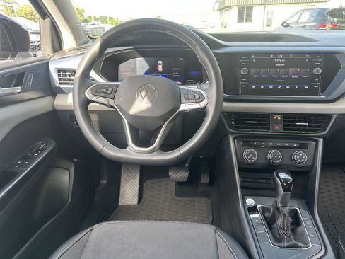 Used 2022 Volkswagen Taos SE w/ Driver Assistance Package FWD image 15