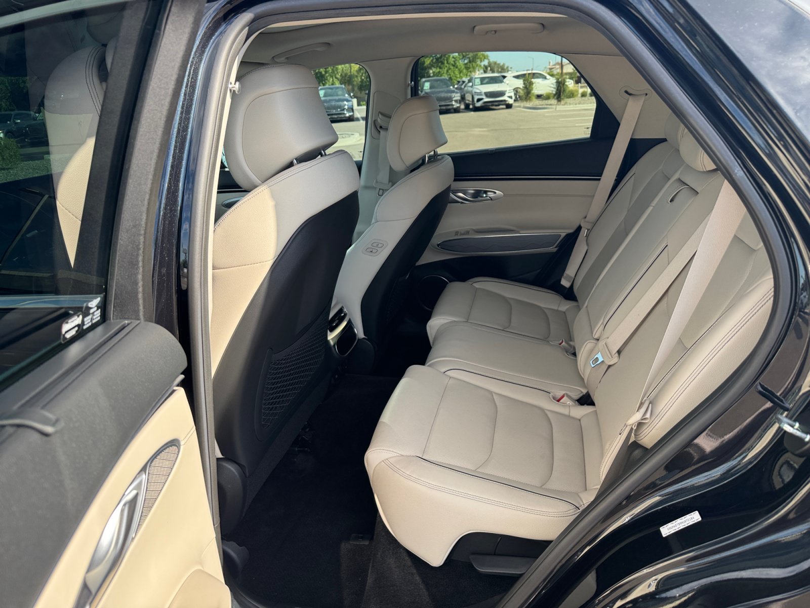 Used 2022 Genesis GV70 2.5T w/ Advanced Package AWD/4WD image 17