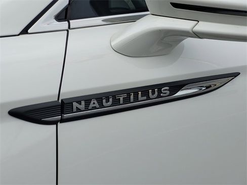 Certified 2022 Lincoln Nautilus FWD w/ Premium Package image 9