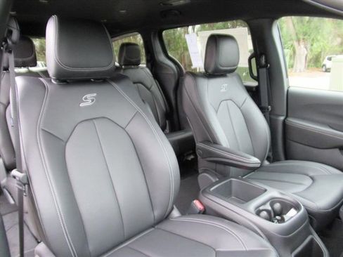New 2026 Chrysler Pacifica Select w/ S Appearance Package FWD image 9